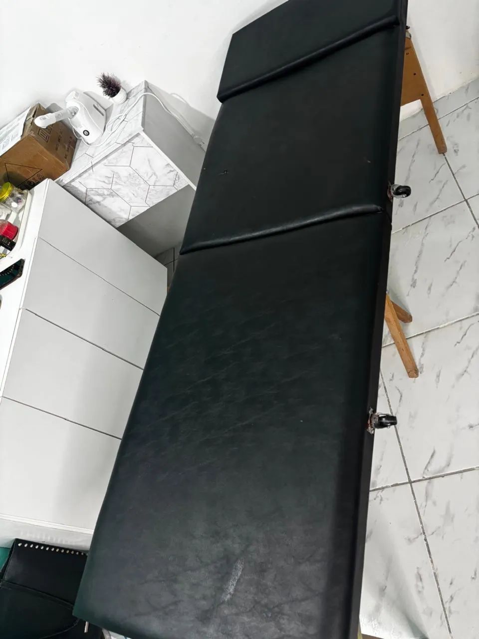 maca dobrável preta, com levantamento no pescoço. - Foto 4