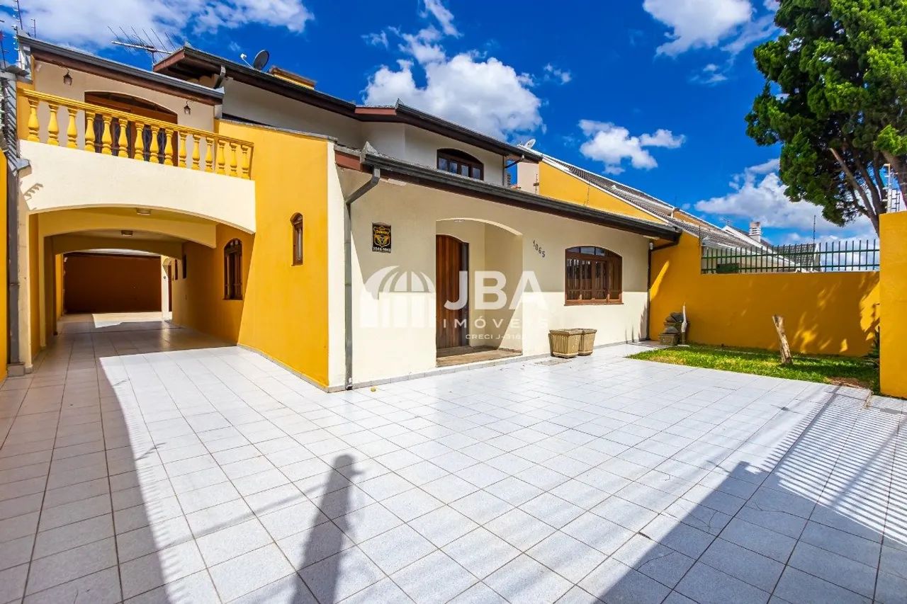 CASA COM 4 QUARTOS, ESPAÇOSA NO HAUER