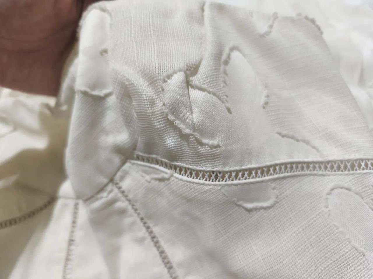Elegante vestido branco com flores texturizadas  - Foto 4