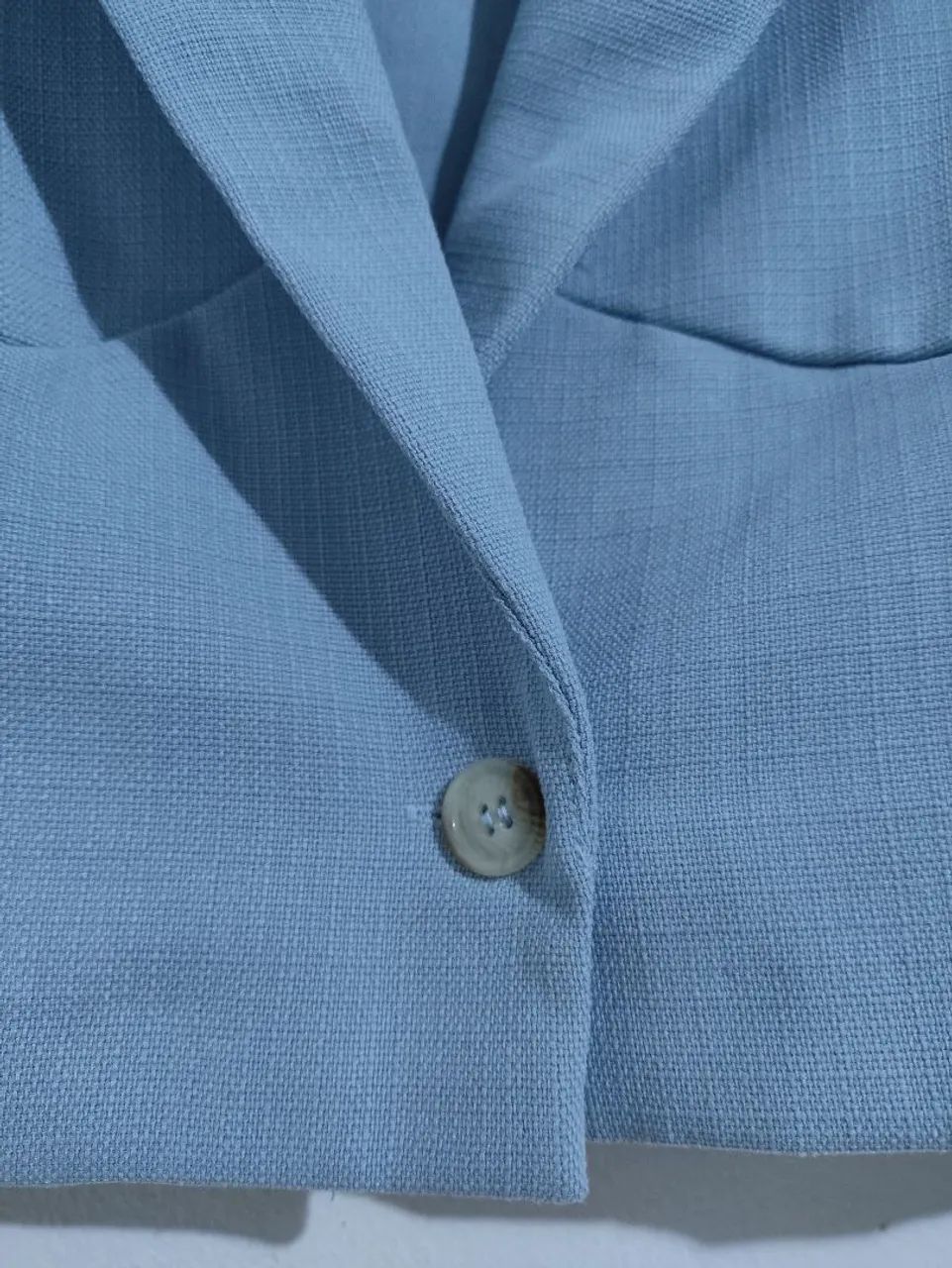 blazer cropped manga curta azul bebê elegante com ombreiras - Foto 3