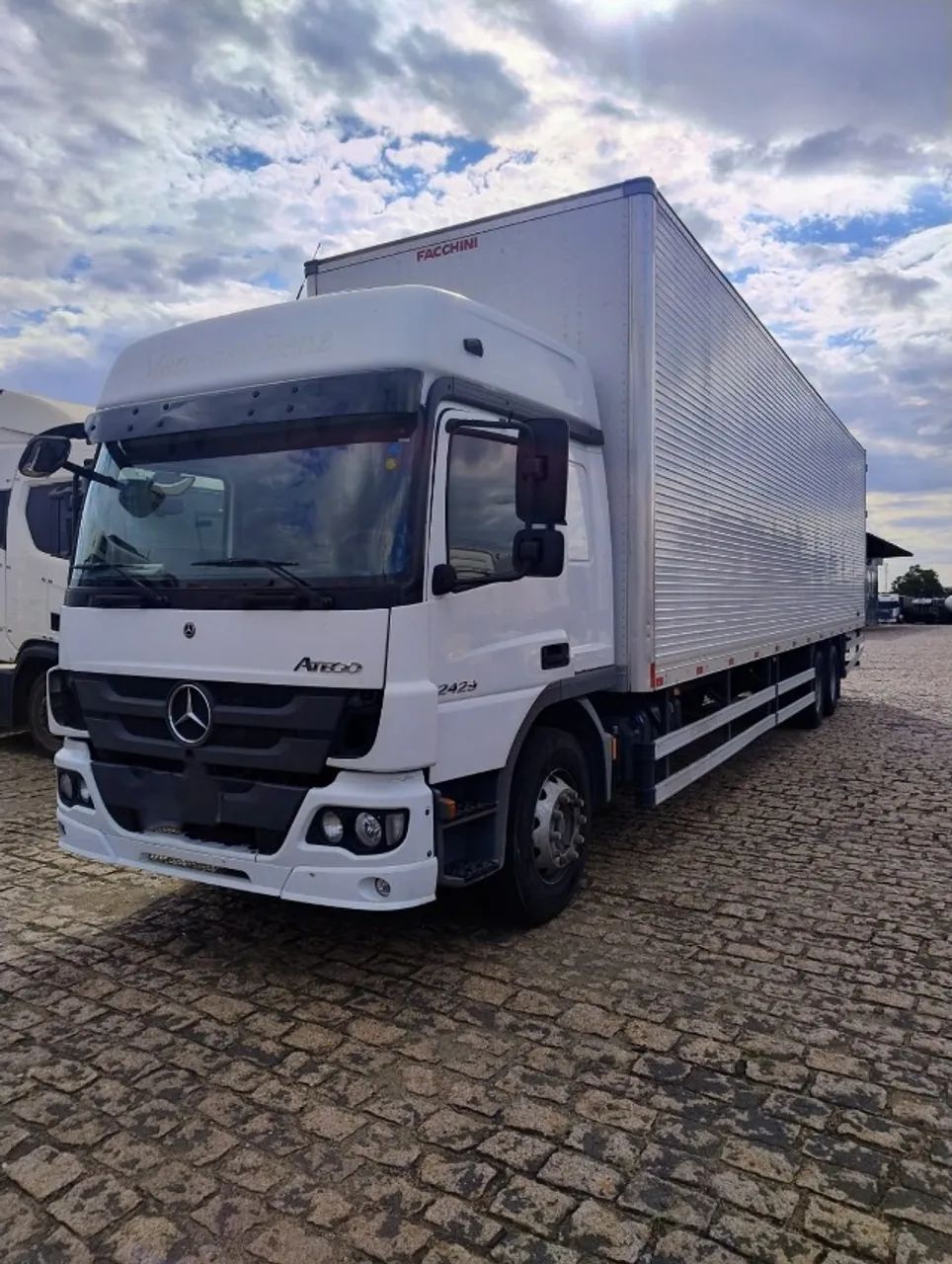 M.Bens 2429 6x2 com Bau 