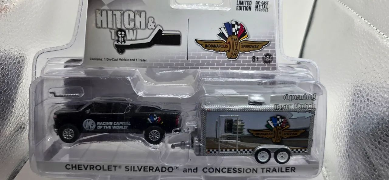 Greenlight Hitch & Tow Chevrolet Silverado 