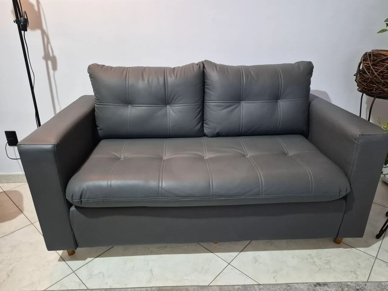 Sofá  lindíssimo, pouco uso em courino cinza 