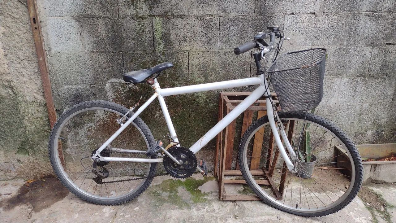 Bicicleta com cesto branca
