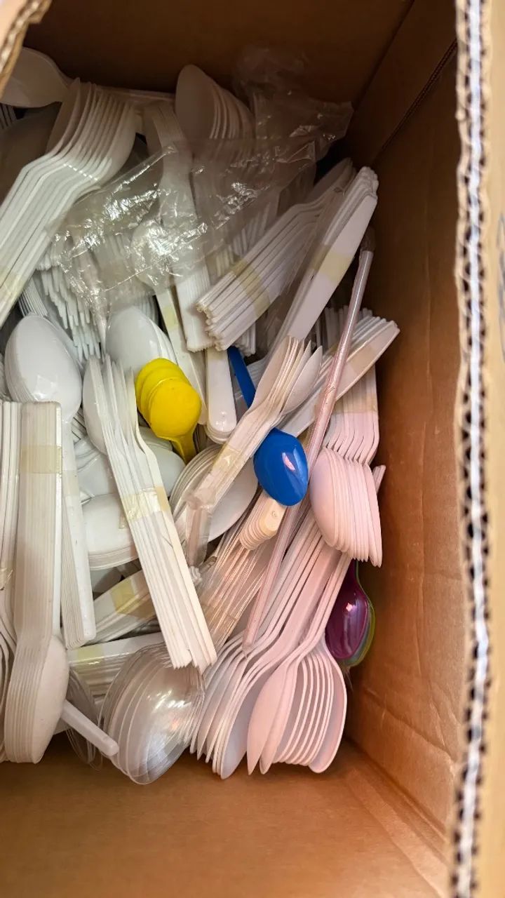 Kit caixa copos e talheres descartáveis
