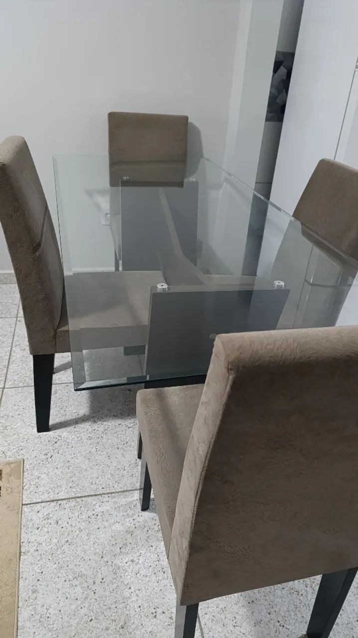Mesa com tampo de vidro e 4 cadeiras