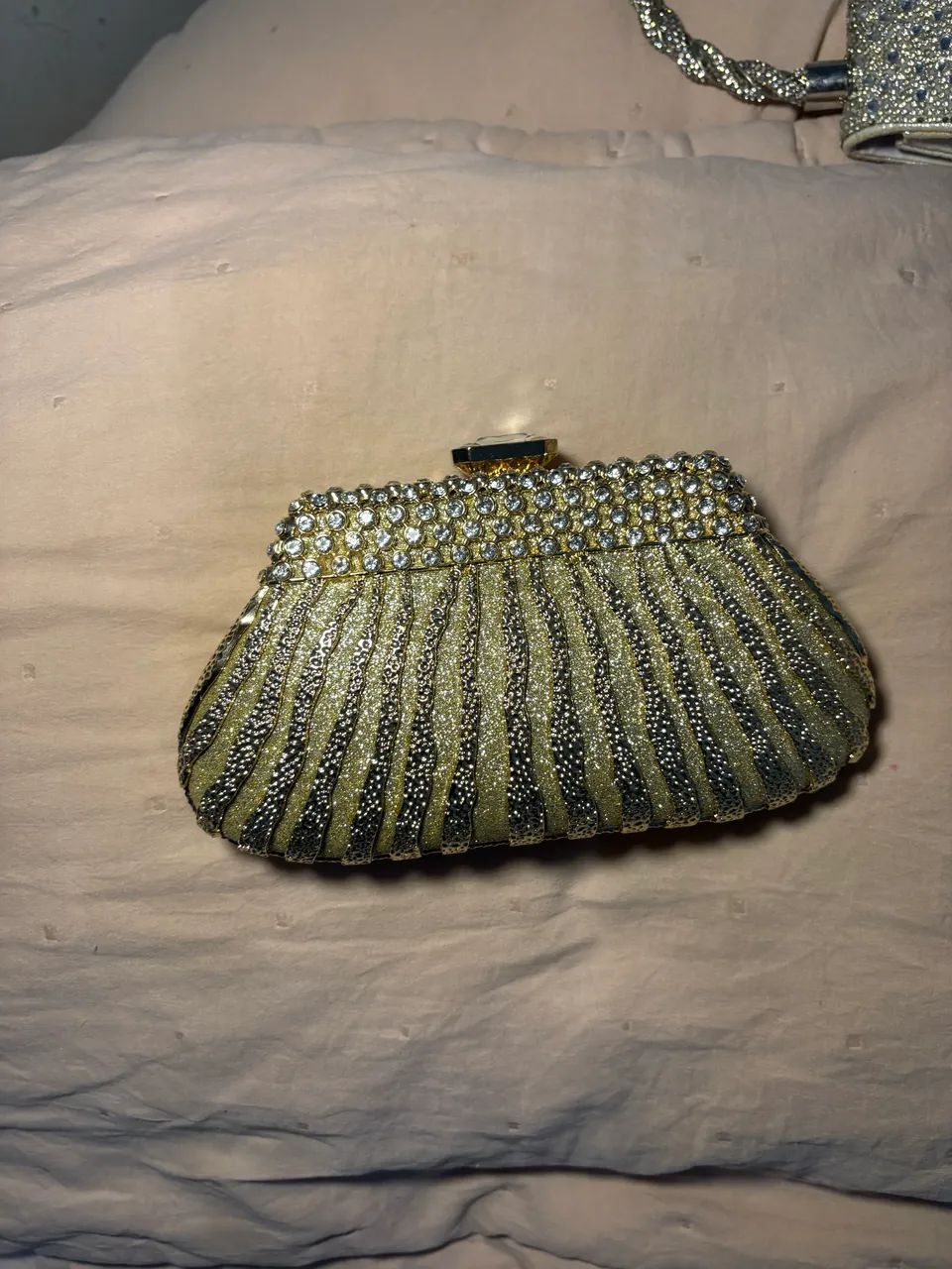 Bolsa linda brilhosa dourada