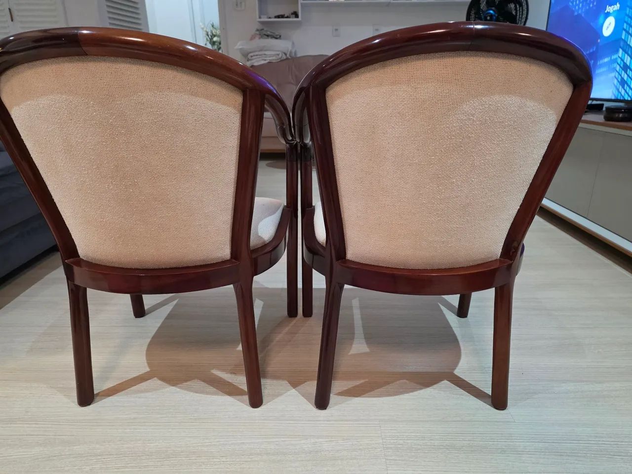 Kit 2 poltronas em madeira maciça envernizadas tom imbuia - Foto 4