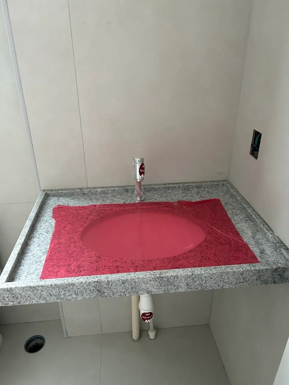 Vendo pia em granito com a Cuba e torneira