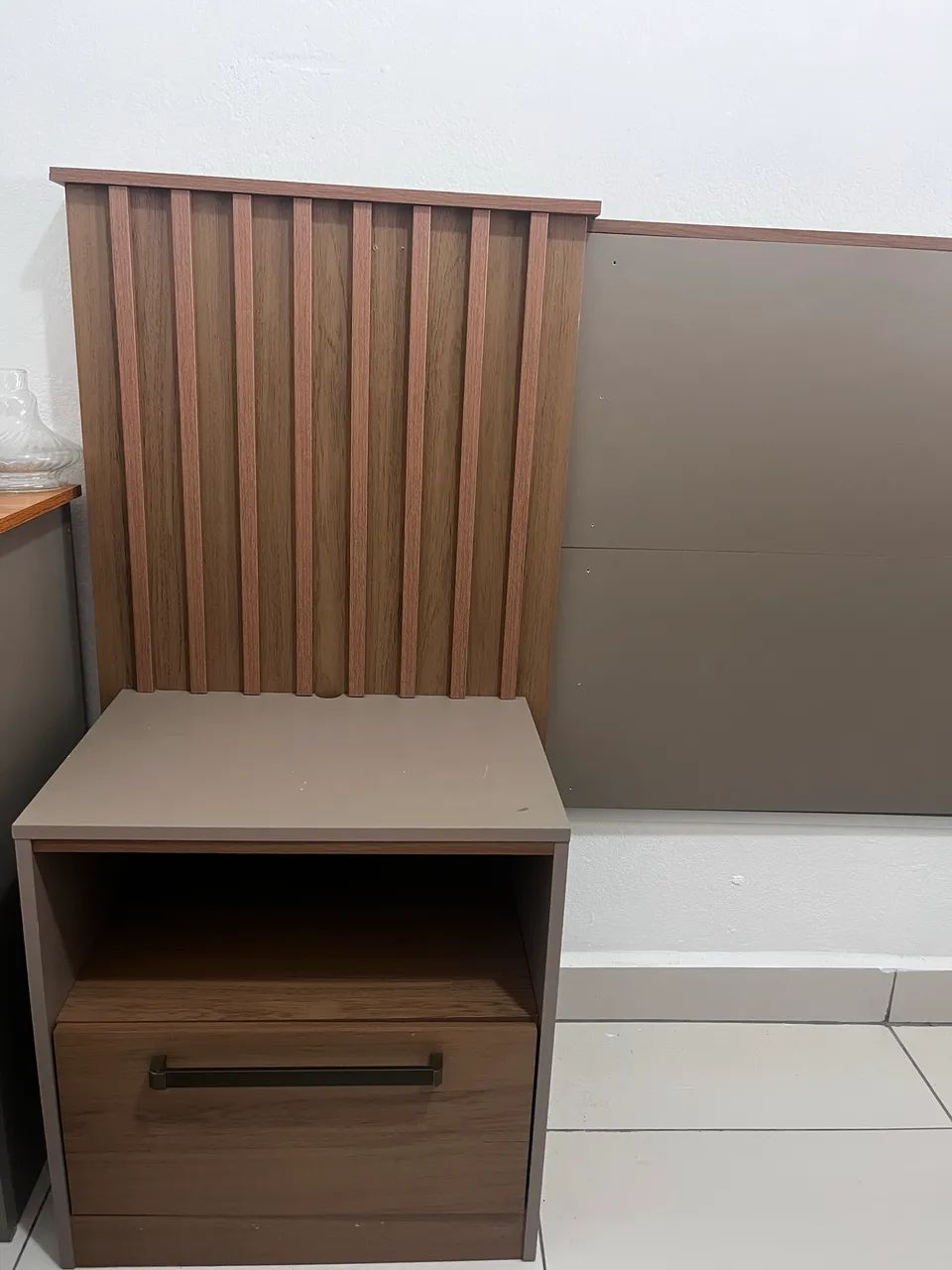 Cabeceira de cama regulável ripada com 2 criados-mudos (casal, queen ou king)