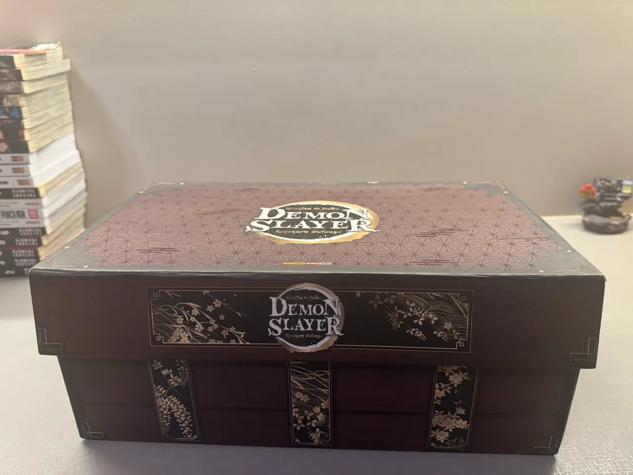 BOX DE DEMON SLAYER COM LOTE DE MANGÁS  - Foto 2