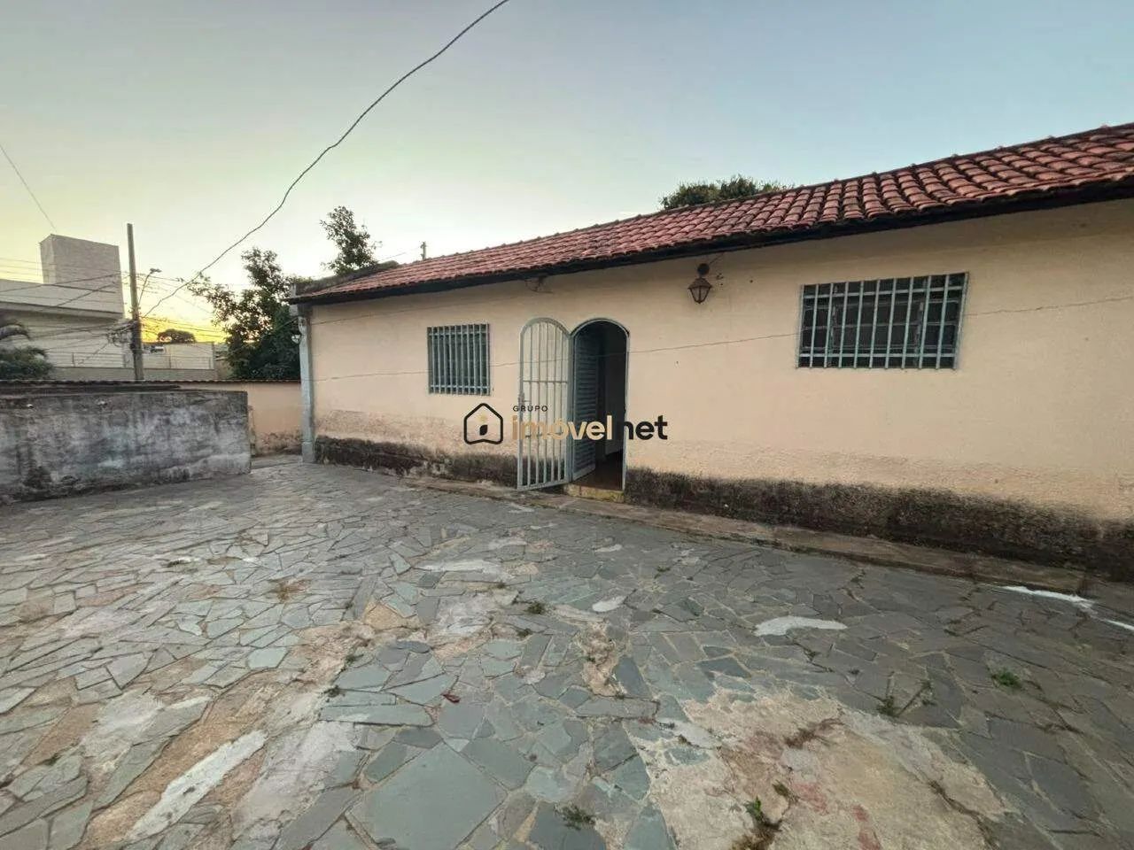 Casa de 2 Quartos com Área Externa e 1 Vaga.