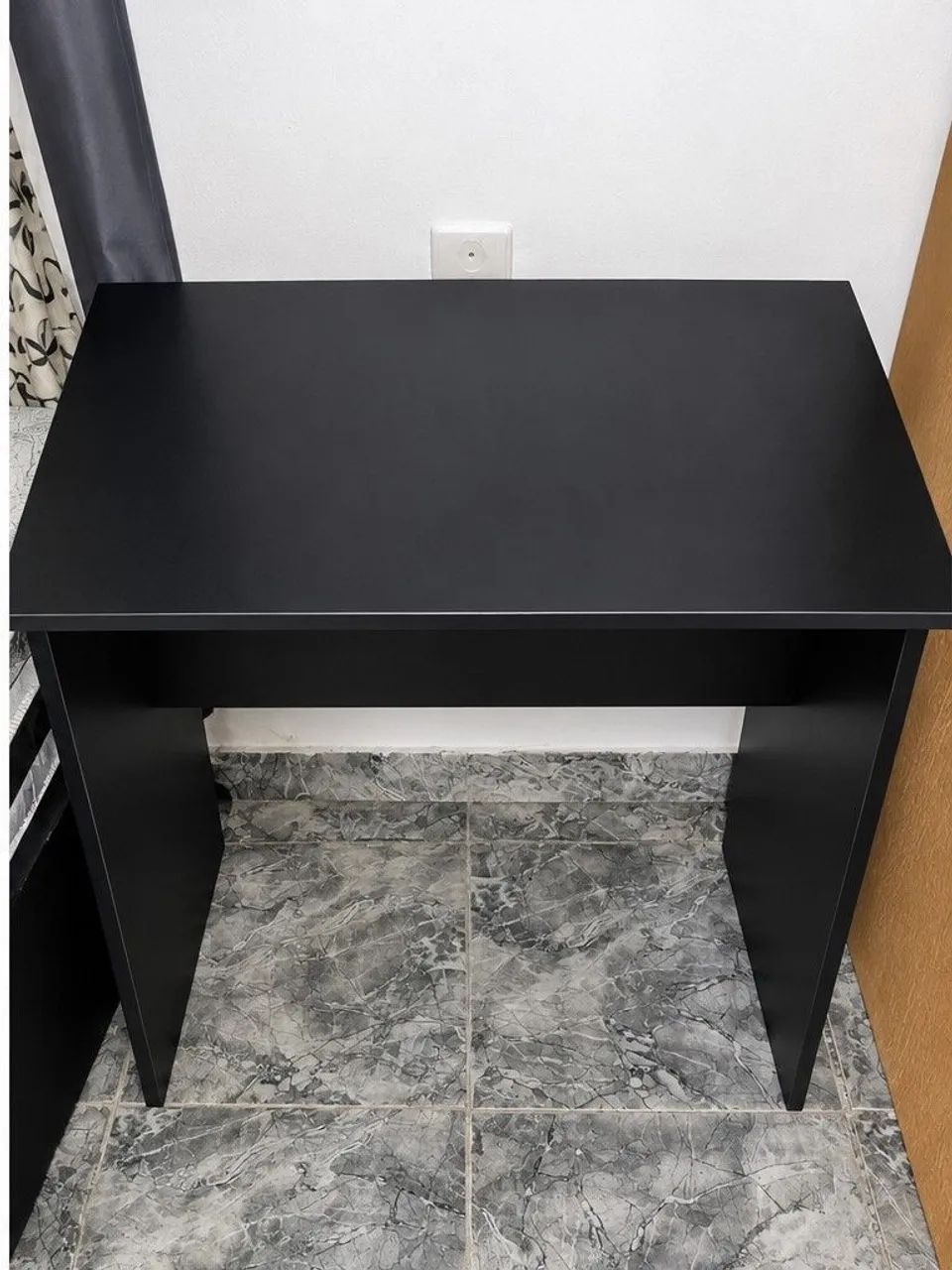 Mesa de computador com gaveta.  - Foto 3