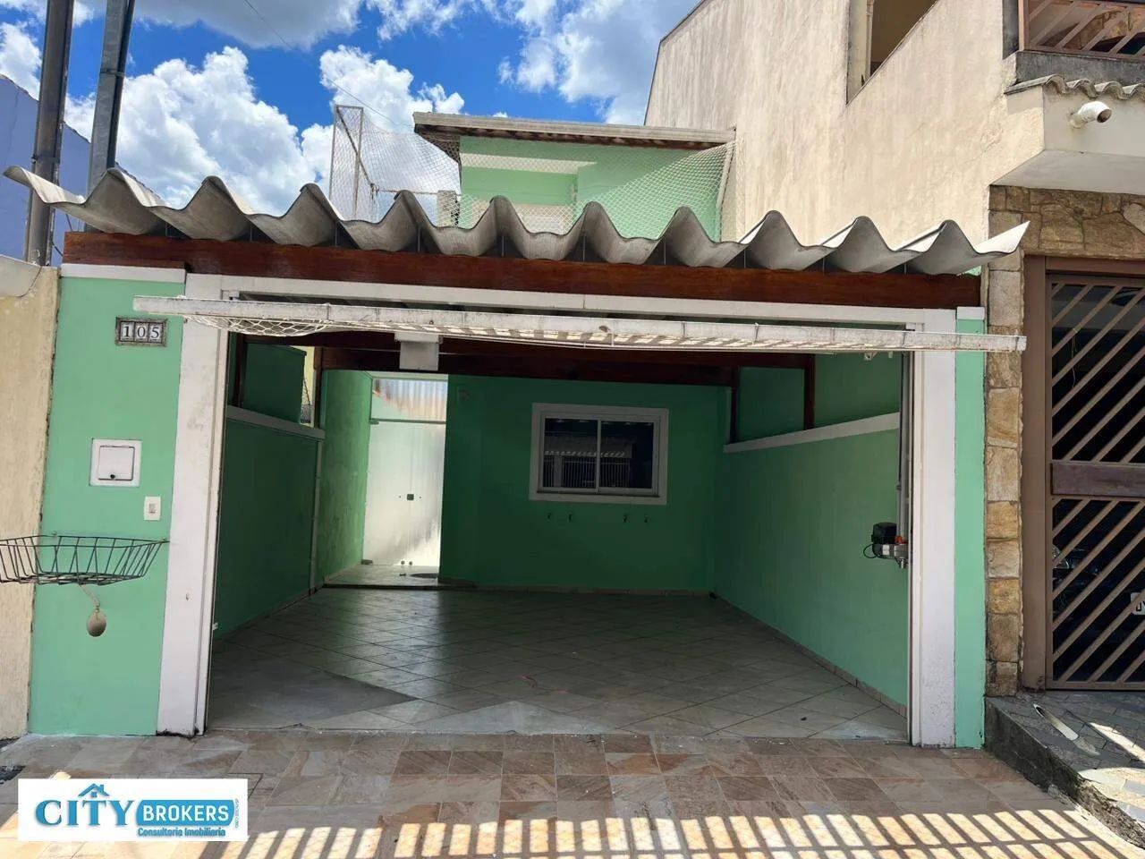 Sobrado com 2 dormitórios com ar condicionado, Sala cozinha e quintal com churrasqueira, 2