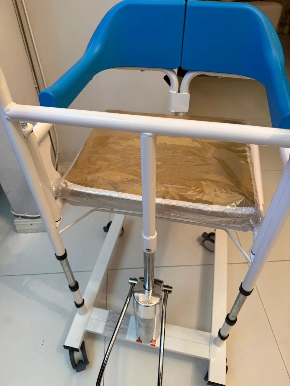 Vendo cadeira de rodas nunca usada! - Foto 2