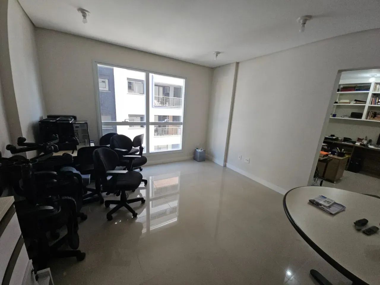 SALA COMERCIAL PARA LOCAÇÃO  55m² | MOBILIADA | 2 VAGAS DE GARAGEM - Foto 5