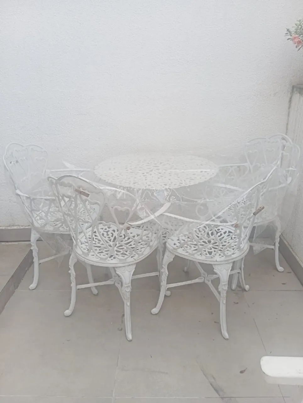 Mesa com 4 cadeiras com braço de ferro fundido estilo colônial cor branco  - Foto 2