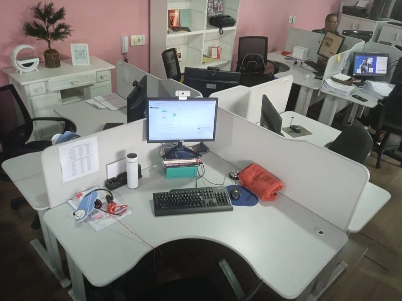 Estação de trabalho com 16 mesas em L - Foto 5