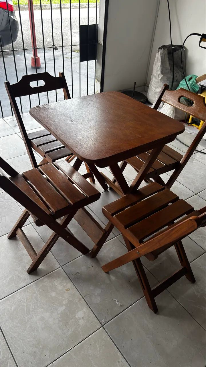 Conjunto Mesa de Madeira + 4 Cadeiras Dobráveis