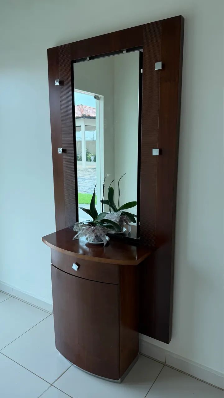 Aparador com Espelho em Madeira - Elegante e Conservado
