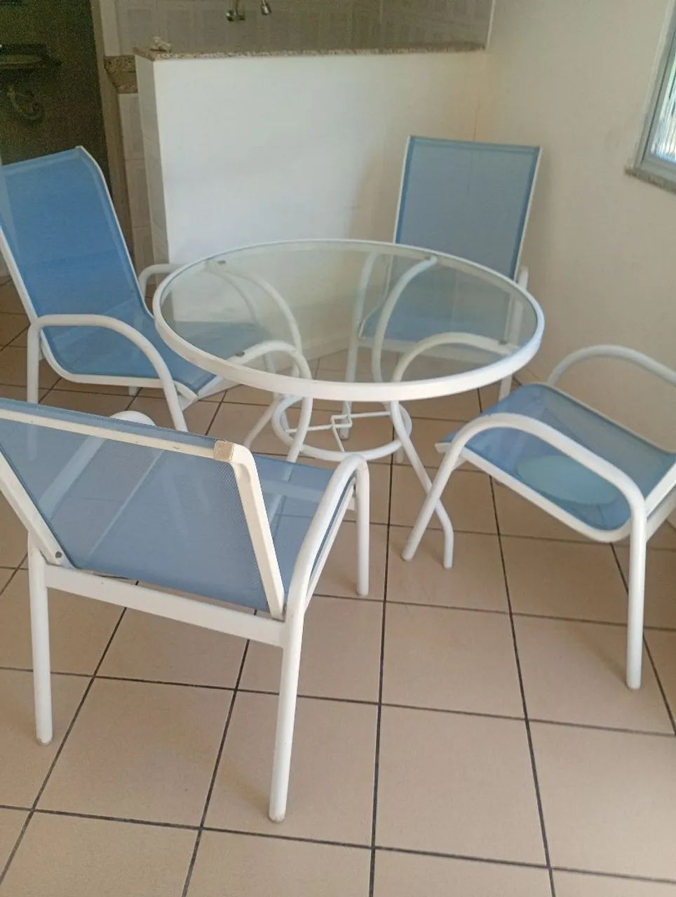 Mesa  quatro cadeiras em aluminio