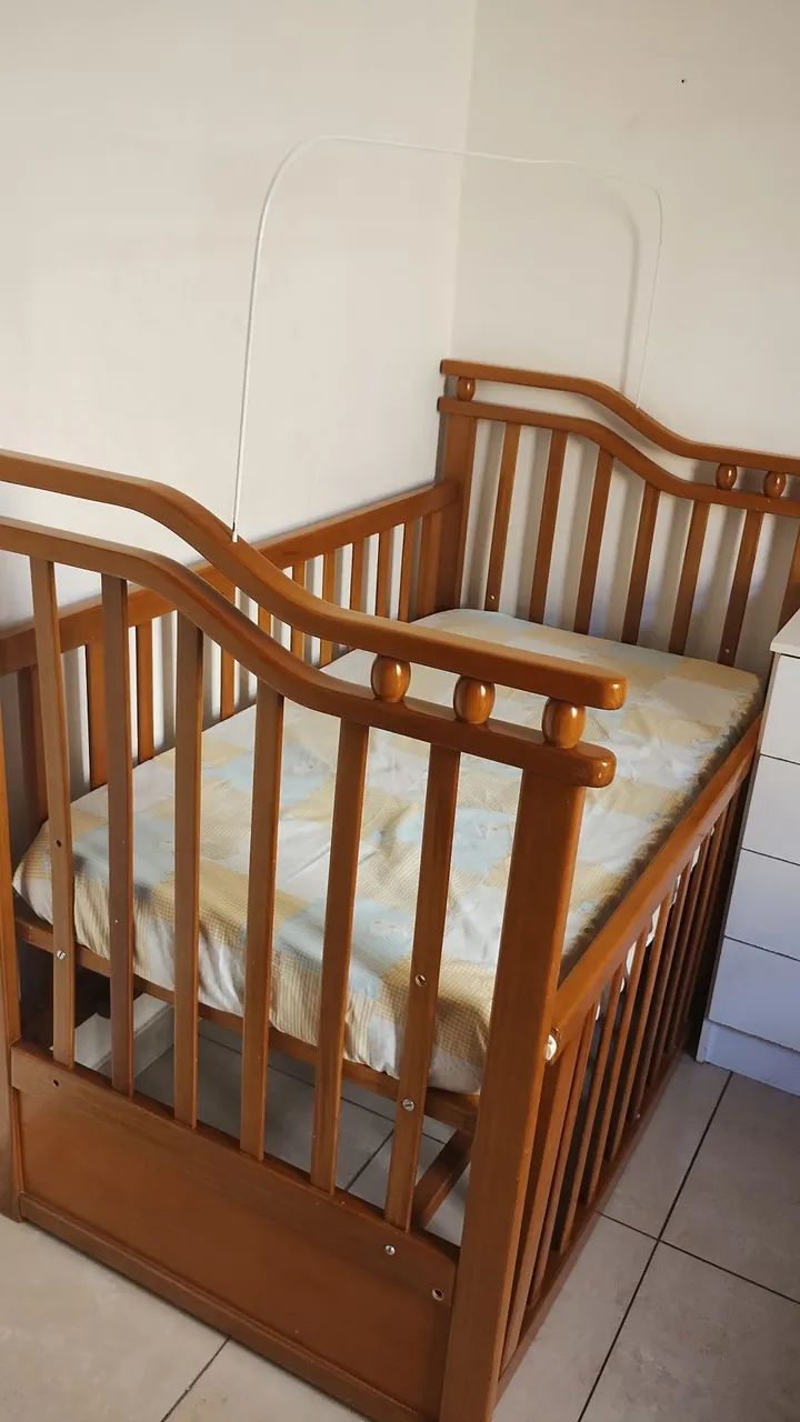 Berço de madeira maciça super conservado  - Foto 3