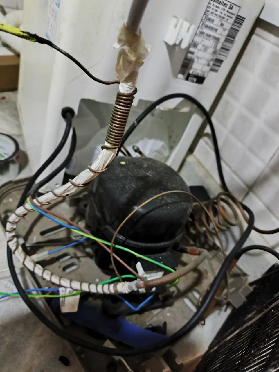 Motor compressor bebedouro Esmaltec EGM30 precisa de recarga 