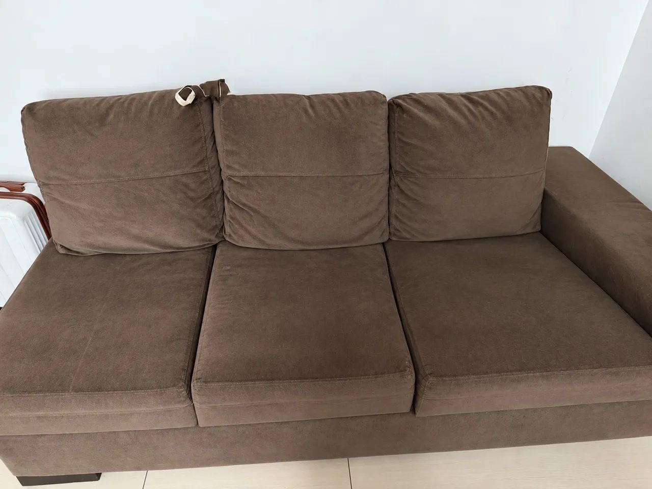 VENDE-SE SOFÁ 3 LUGARES MARROM - CONFORTÁVEL E EM BOM ESTADO