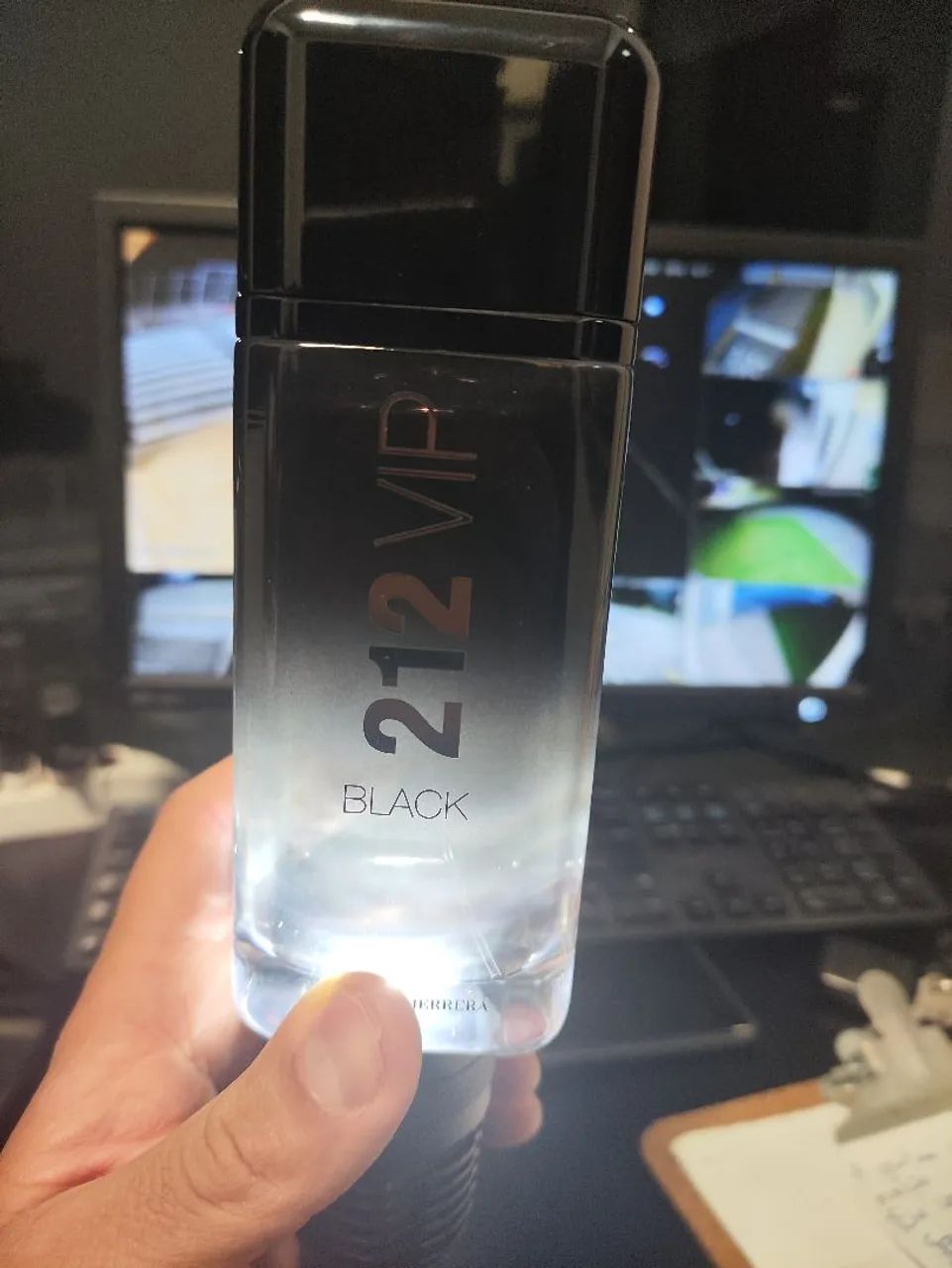 Perfume masculino 212 vip Black 200 ml  - Foto 3