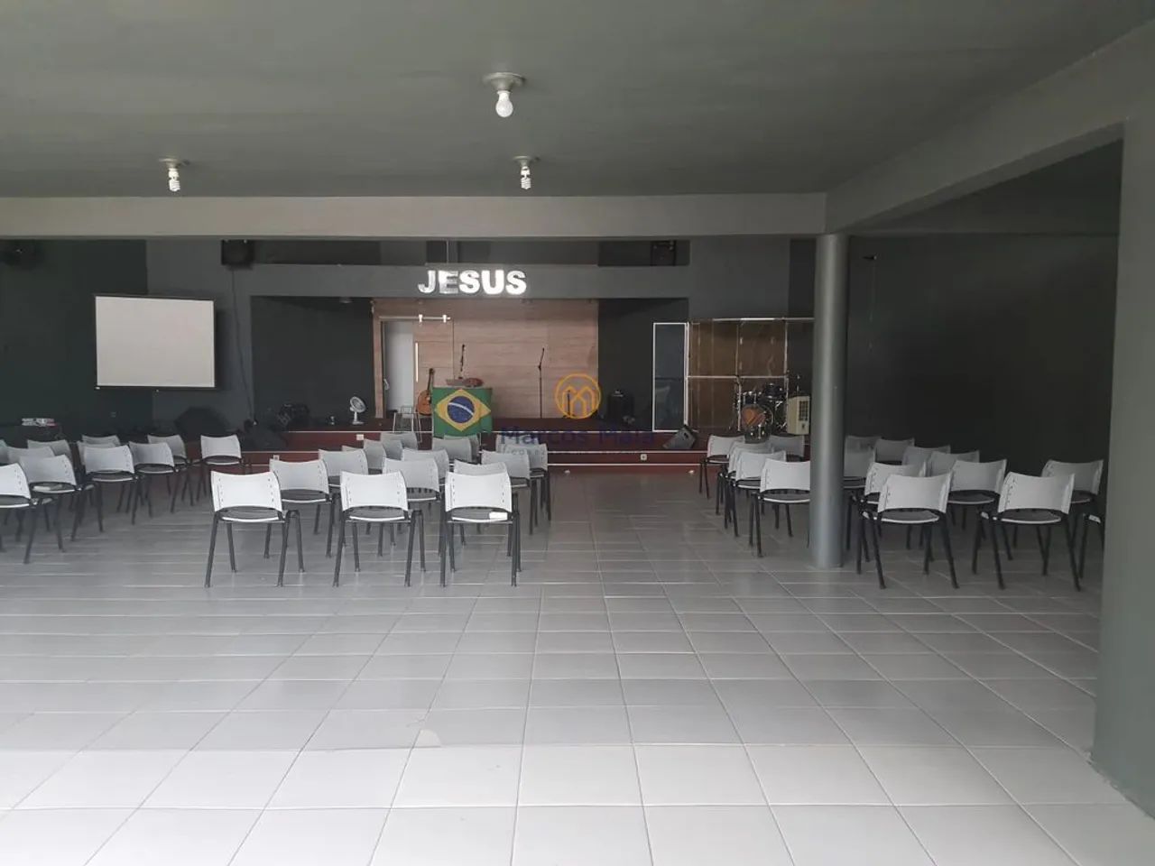 Prédio comercial atualmente sendo usado para uma ampla ingreja.