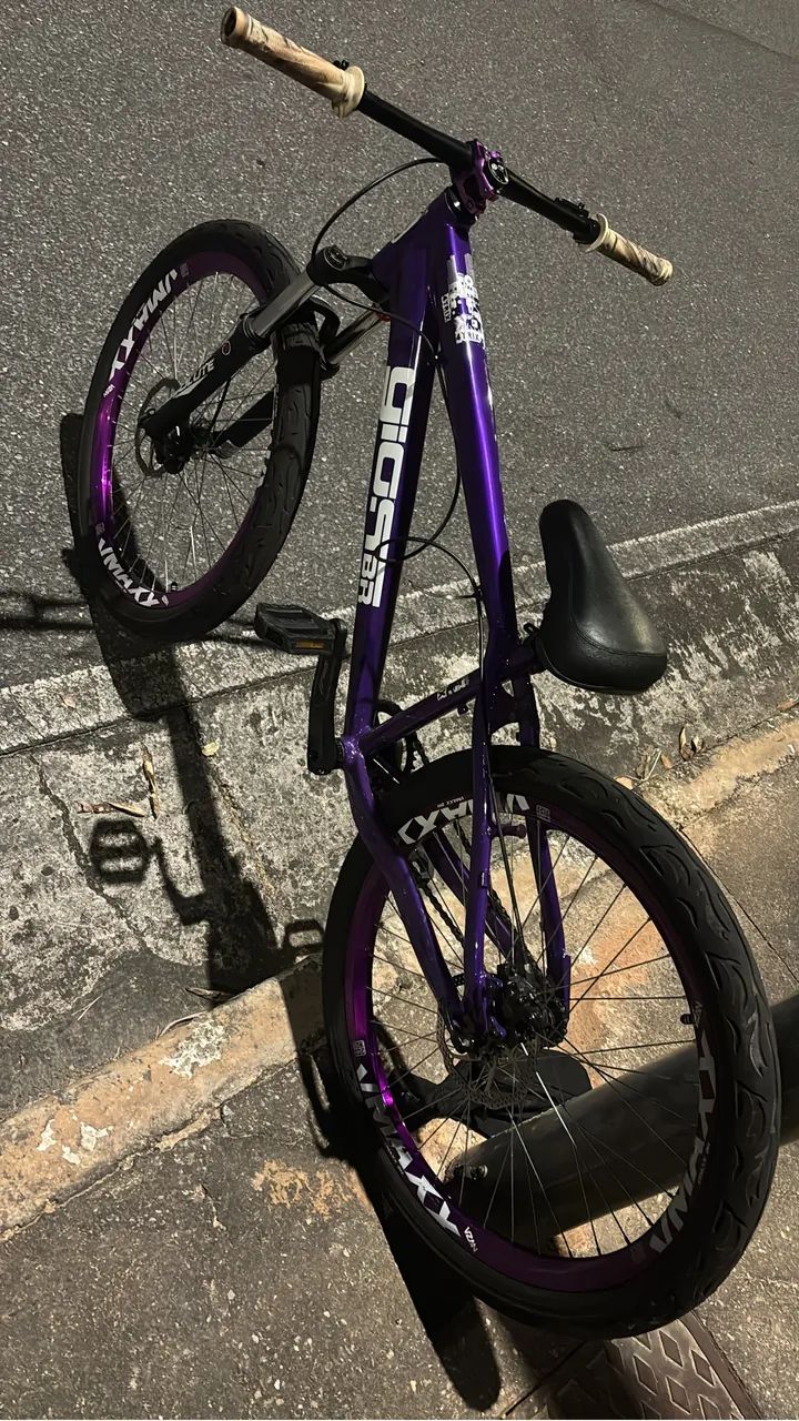 Vendo uma bicicleta 