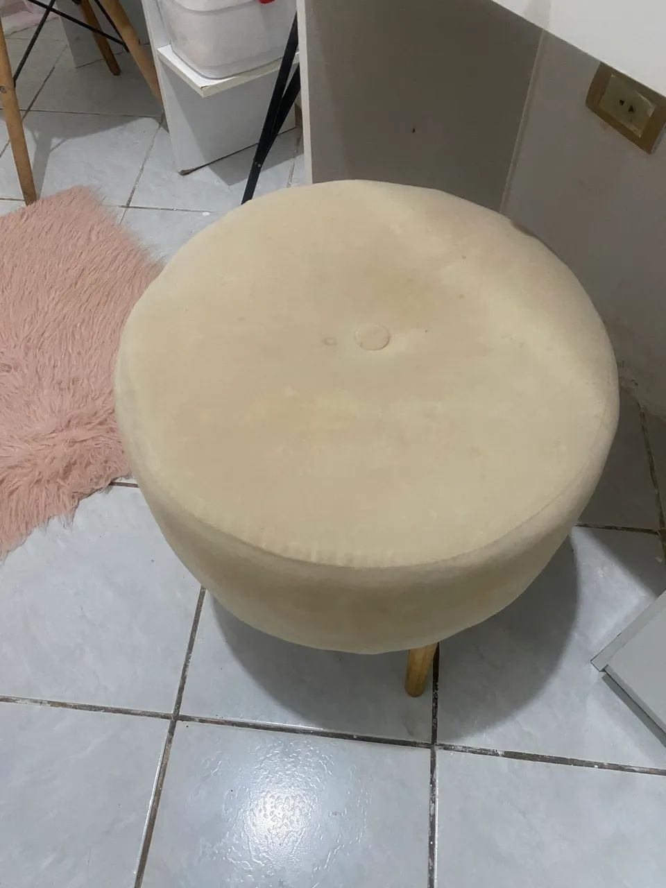Pufe redondo bege com pés de madeira 65580474315009123