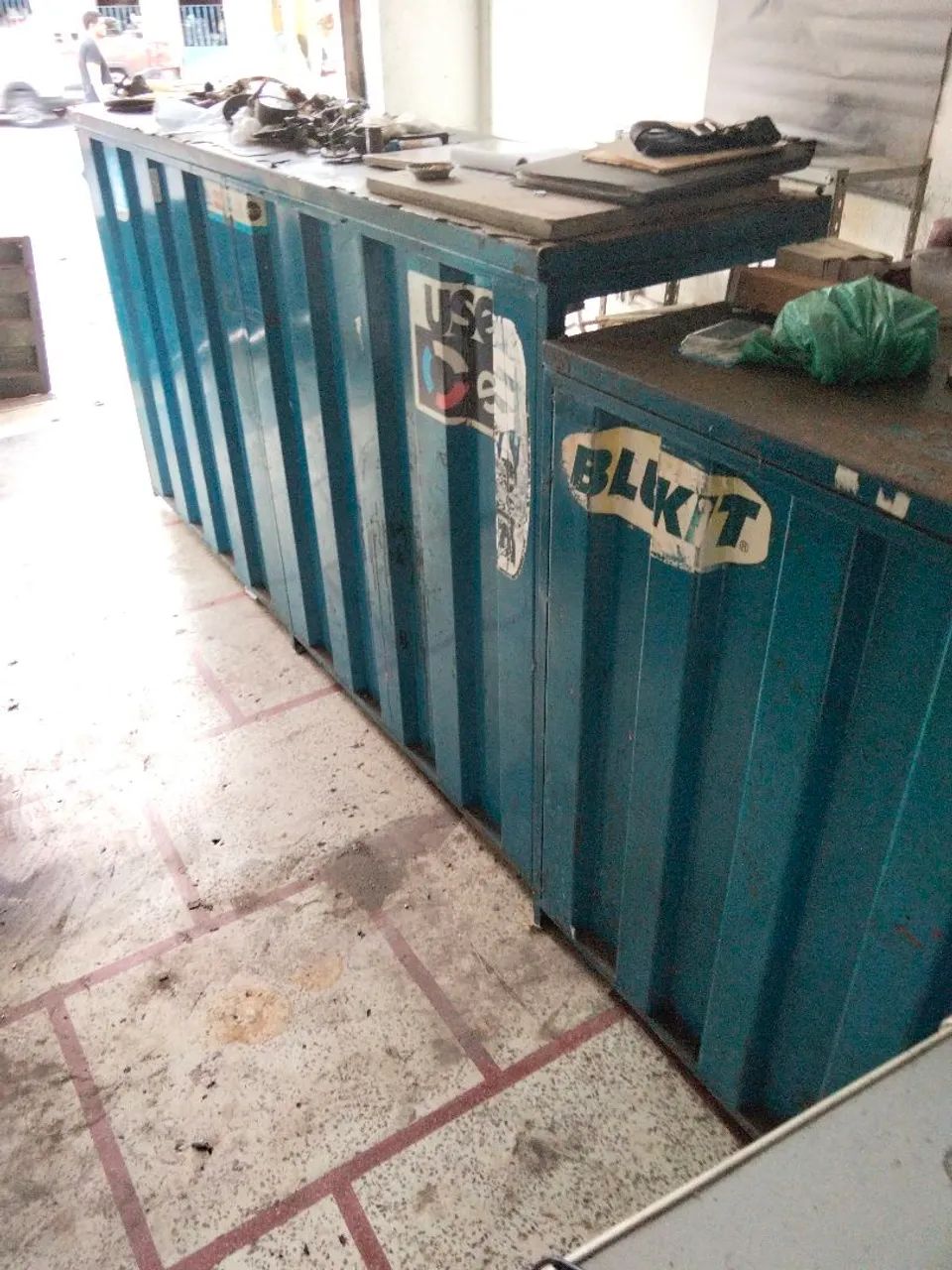Balcão semi-novo de ferro 
