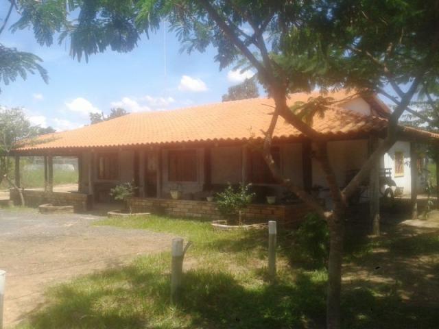 Excelente casa com otima localização próximo a parada obrigatoria - Foto 2