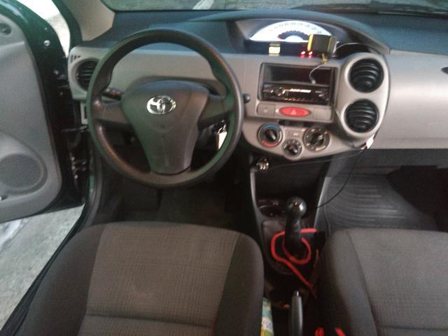 Toyota Etios X 1.3 Hatch 2013 - Foto 13