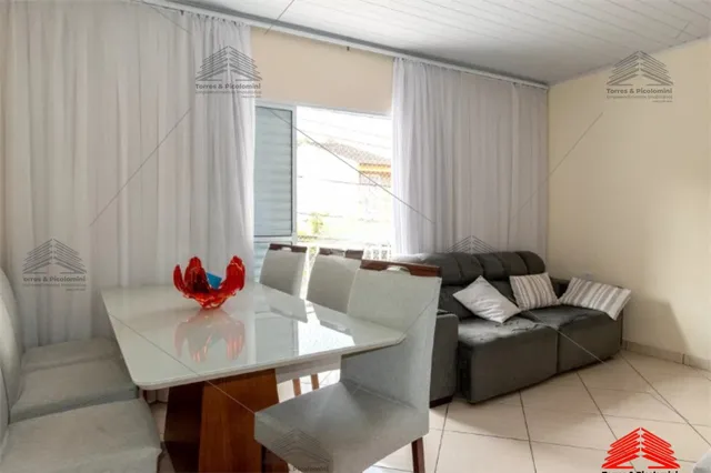 Sobrado na Mooca, dividido em 03 casas, contendo 5 dormitórios total, 02 lavanderias, 03 b