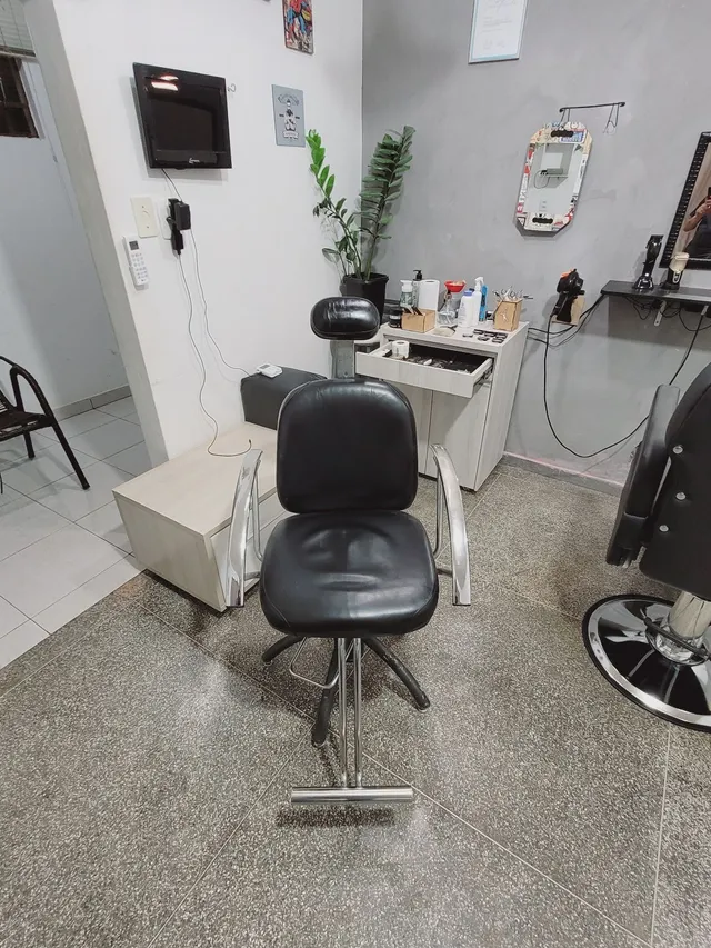 Cadeira Cabelereiro Barbeiro Poltrona Salão de Beleza Profissional  Reclinável Estofado Apoio Pé Rose em Promoção na Americanas