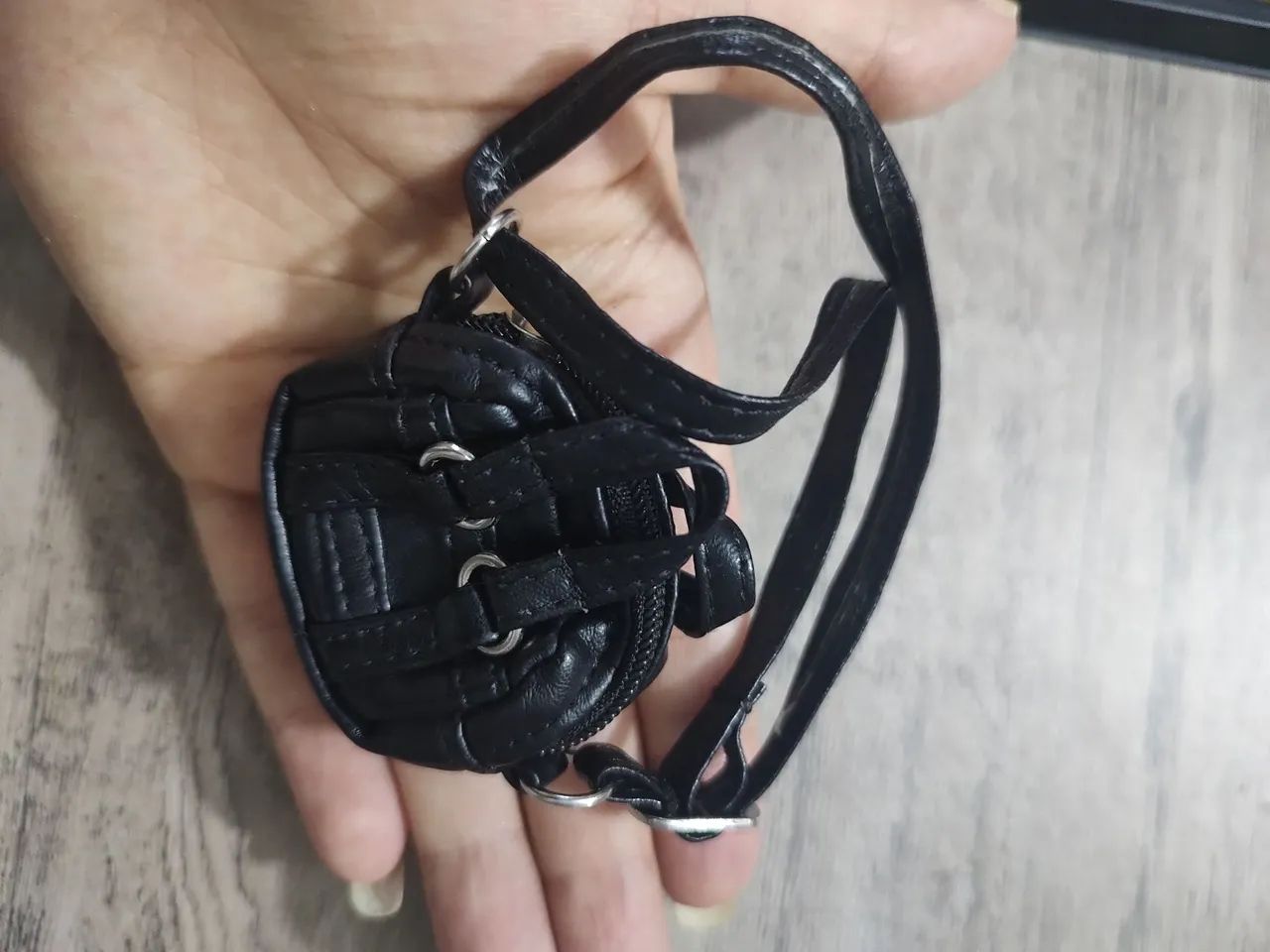 Mini mochila de couro preta para boneca Barbie  - Foto 4