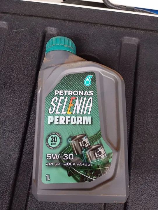 Vendo 9 litros de óleo para motor de carro.Valor. 35 negociável