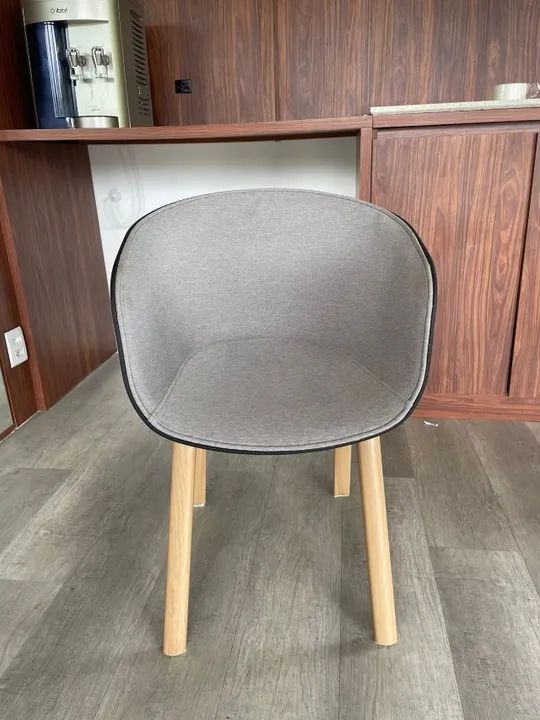 Cadeira Cassiane - Marca: Rivatti/Preta em Tecido de Linho na Cor. Cinza
