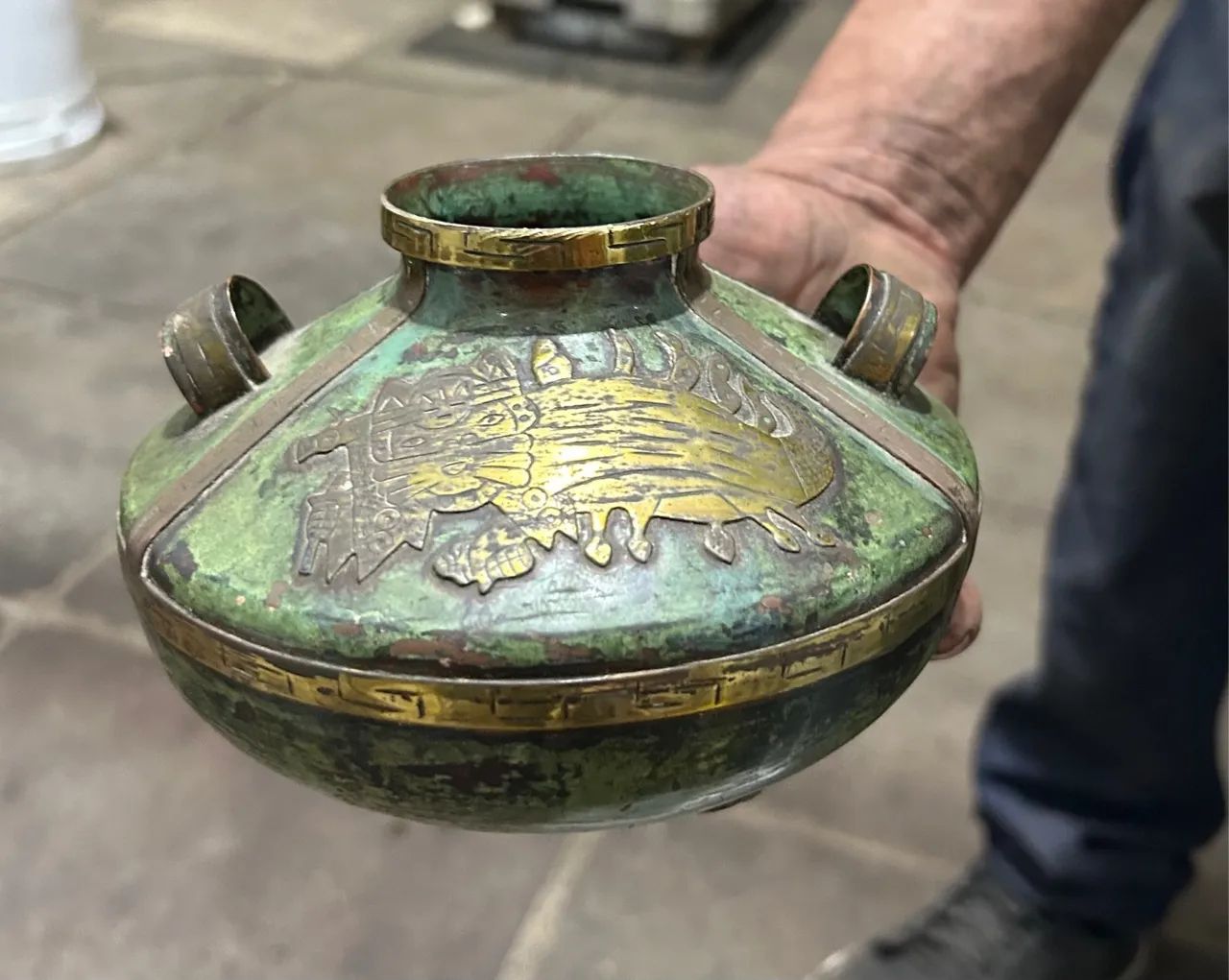 Vaso Decorativo Antigo com Detalhes Dourados