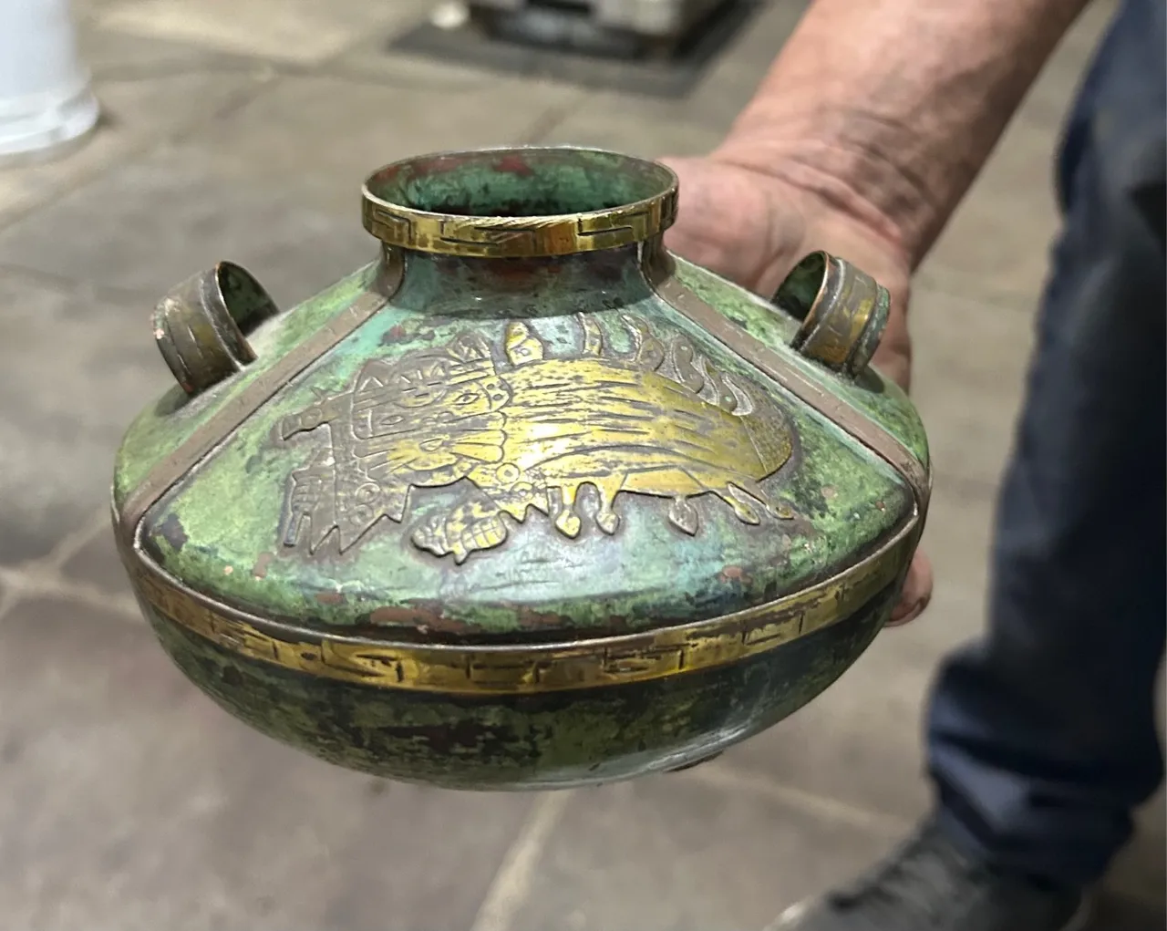 Vaso Decorativo Antigo com Detalhes Dourados