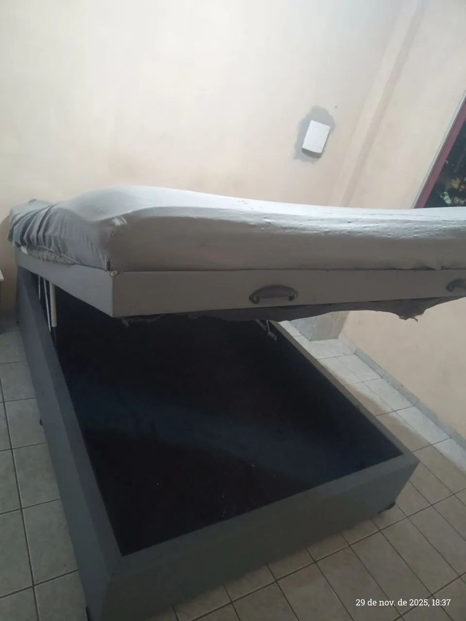 Cama + colchão+ guarda roupa 