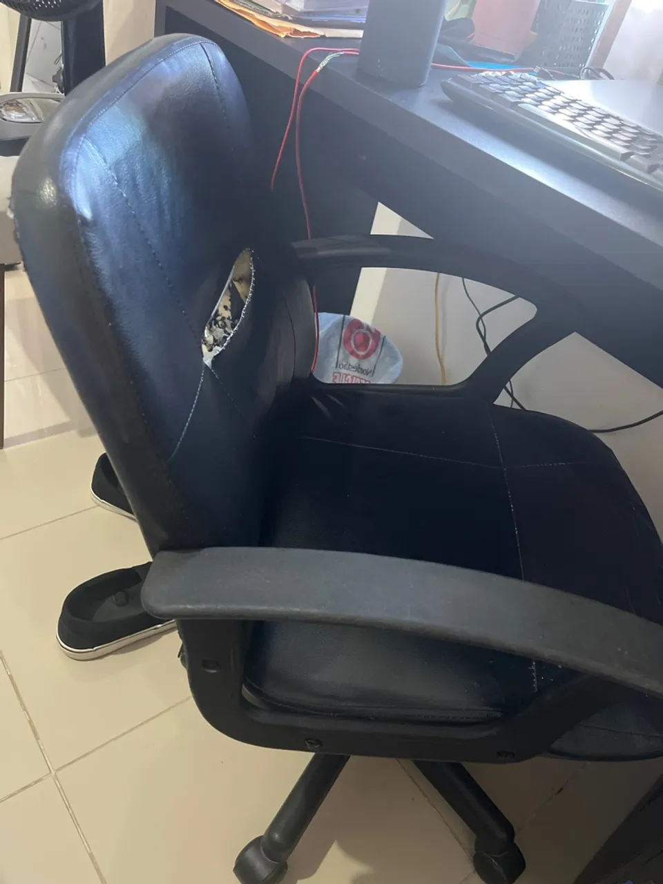 Cadeira escritorio com marcas de uso