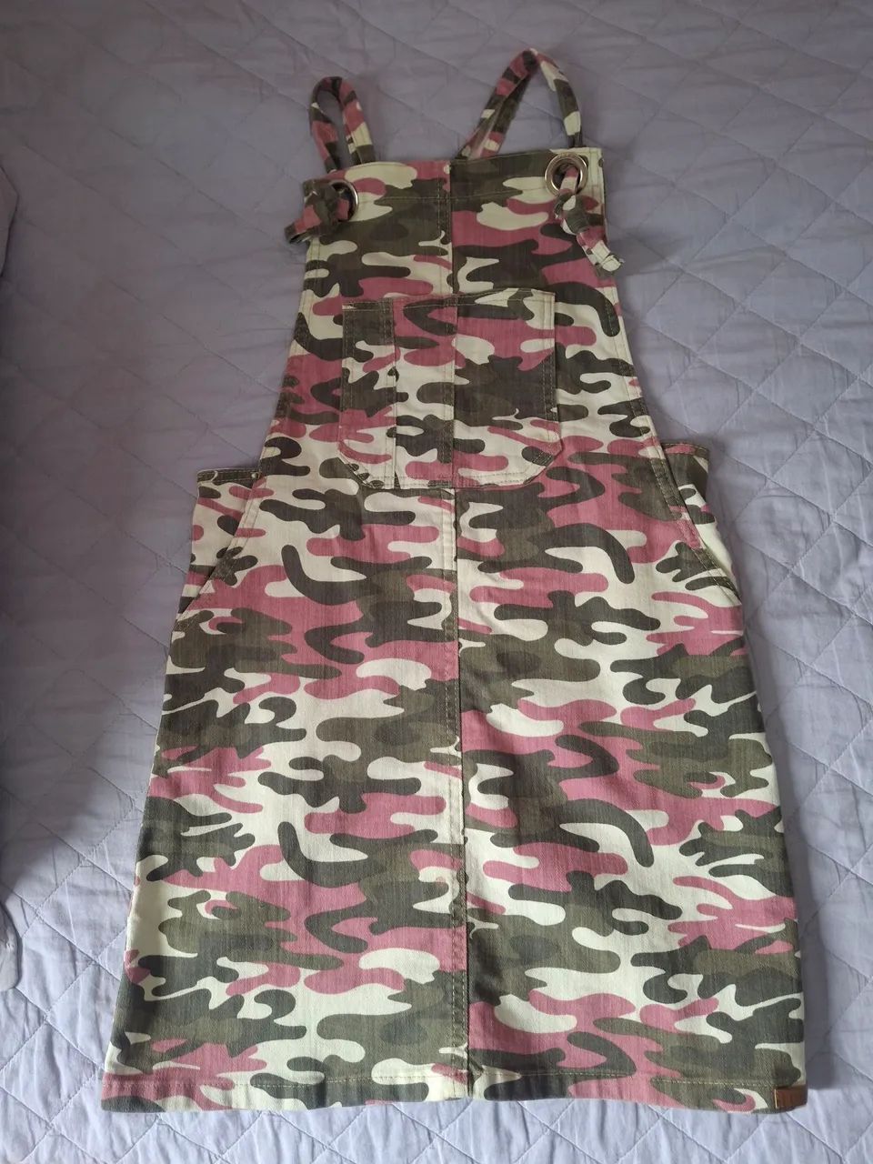 Jardineira Jeans Camuflado Rosa