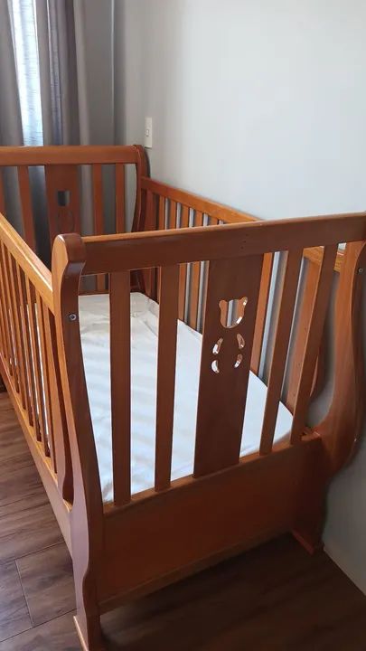 Cômoda, cama babá e berço em madeira maciça. - Foto 3