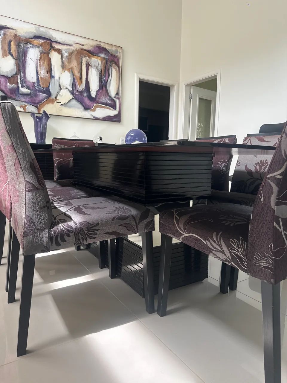 Mesa de Jantar 8 Lugares de Vidro Preto, Base e Cadeiras em Madeira Pintada  - Foto 3