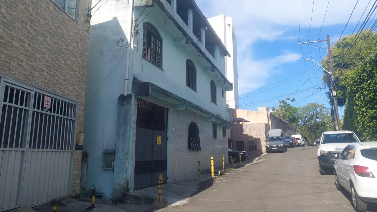 Casa tipo sobrado com cobertura livre