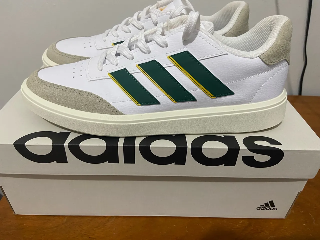Tênis Adidas Courtblock- Novo e Original. (40)