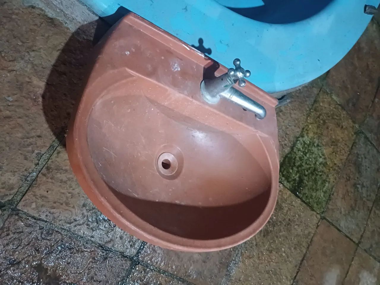 Lavatório plástico com torneira, válvula, e engate 